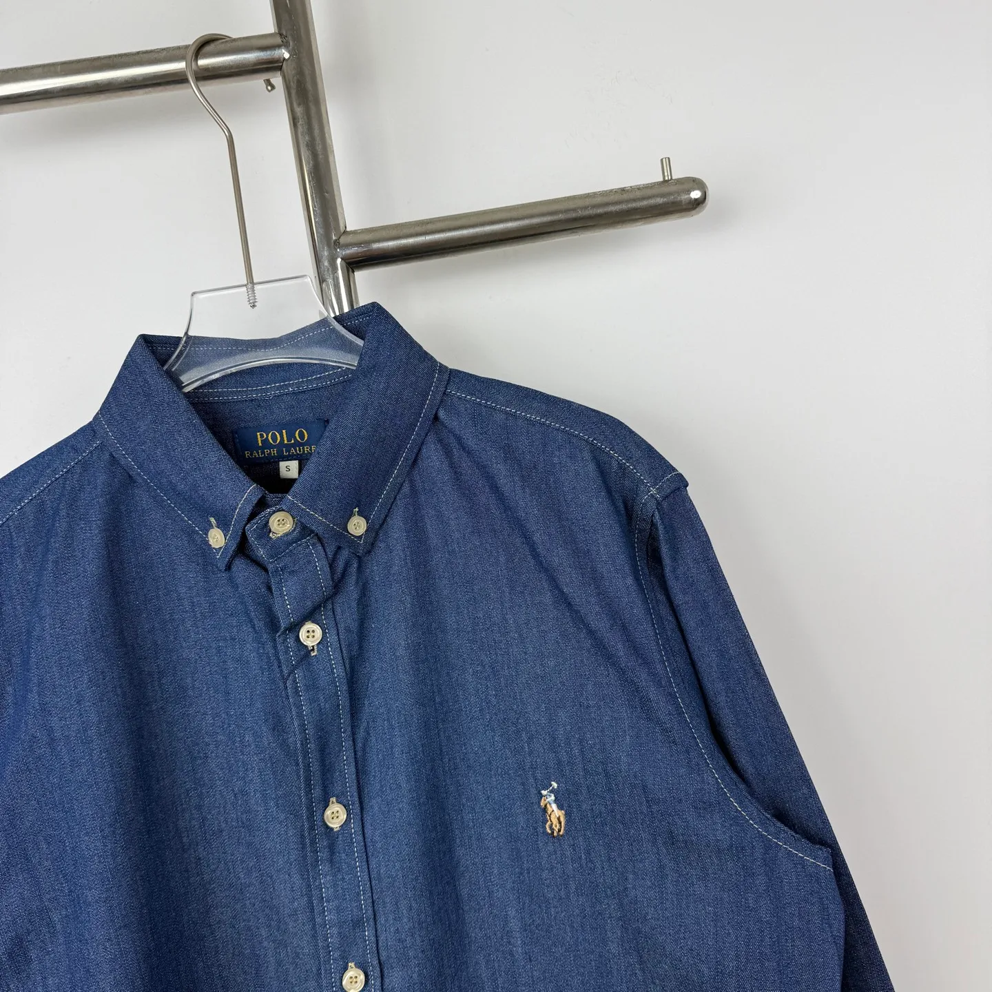 P220 💰Model No. B23 Ralph Lauren/Ralph Lauren classic color small label couple style washed denim long-sleeved shirt 1️⃣Made of high-quality denim fabric, the upper body is soft and comfortable, extremely delicate, has a solid, smooth and soft feel, and the fabric does not wrinkle, and the feel is invincible. The details are handled perfectly! 2️⃣Adopting the washing process, the workmanship details are perfectly controlled. They are all hemmed with vest technology, and the insides of the sleeves are also used. Different from the four-needle and five-thread workmanship, the collars are also all designed with interlining, showing high-end fashion and individuality, and the style is fashionable, simple and elegant! 3️⃣It is very youthful and energetic, and can be easily worn by both men and women. It is very in line with the fashion aesthetic concepts of today's young people! Color: Dark Blue Sizes: S, M, L, XL